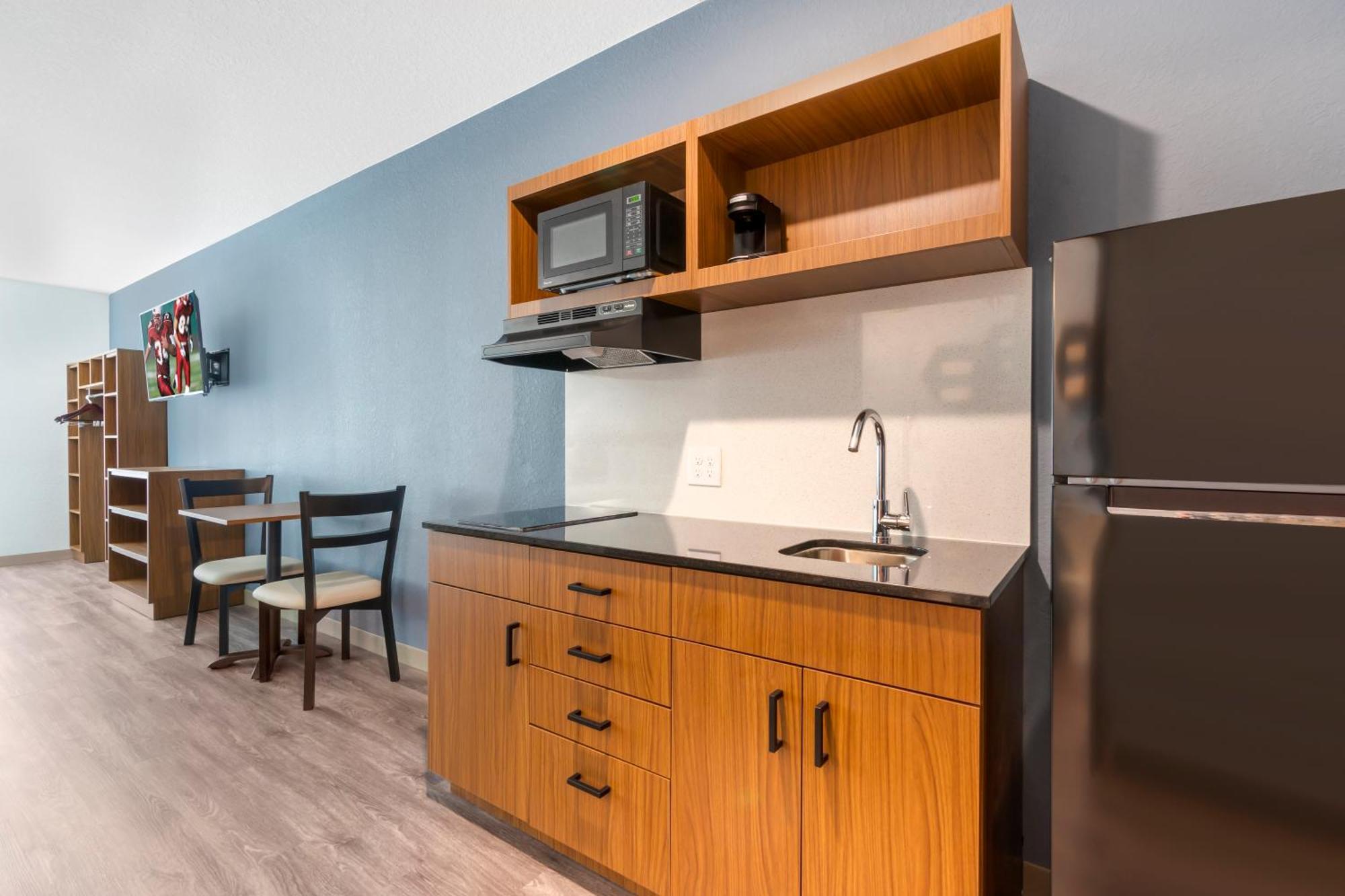 Hometowne Studios By Red Roof Tampa - Airport West Chase Экстерьер фото