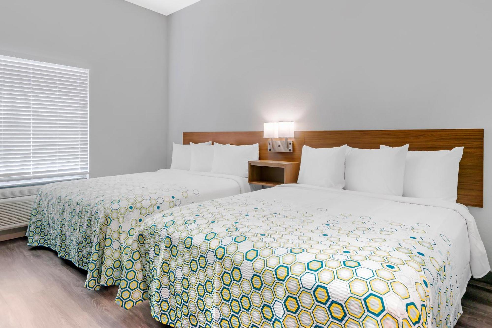 Hometowne Studios By Red Roof Tampa - Airport West Chase Экстерьер фото